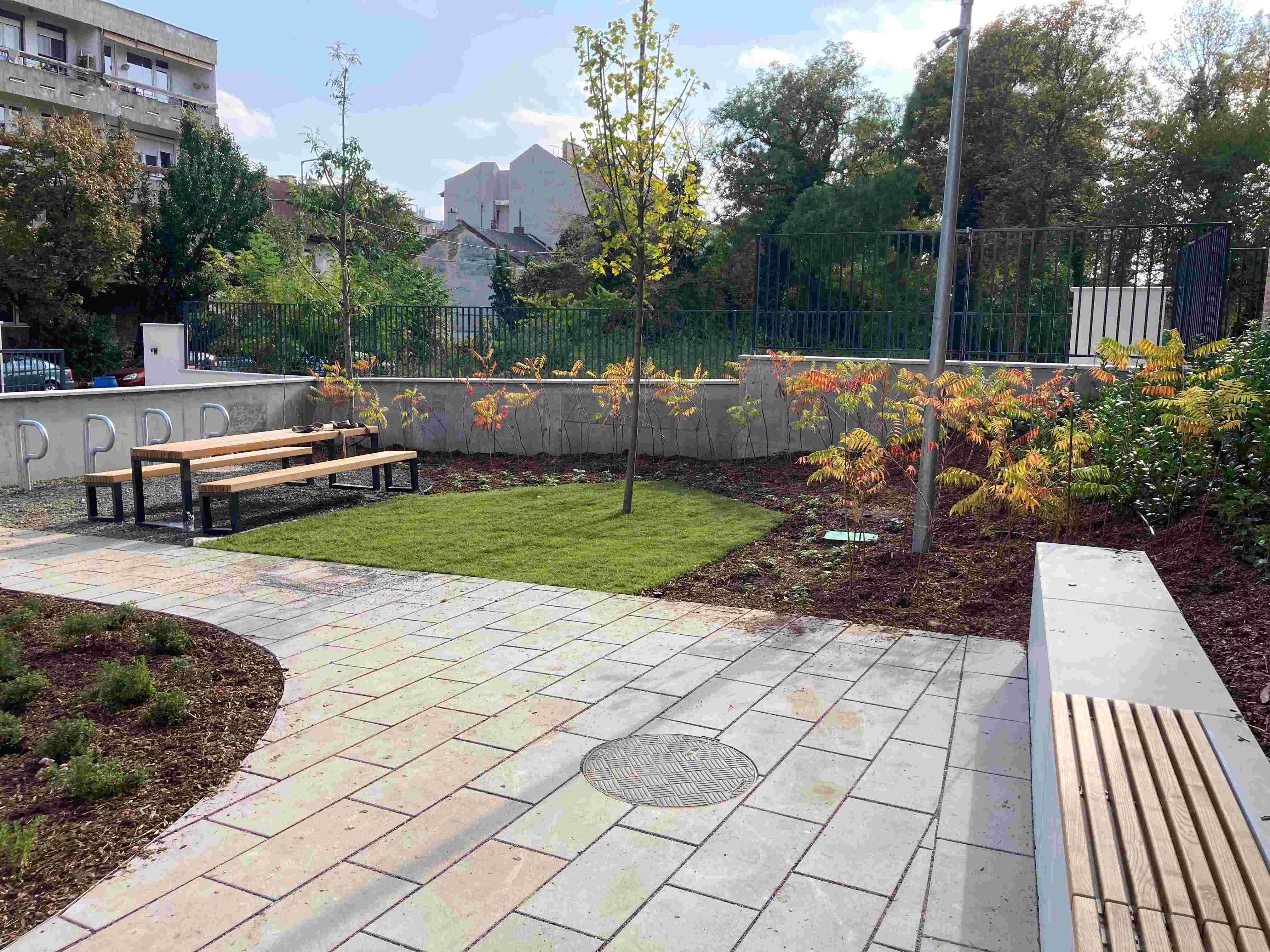 Modern kerti lounge és lépcsős terasz.