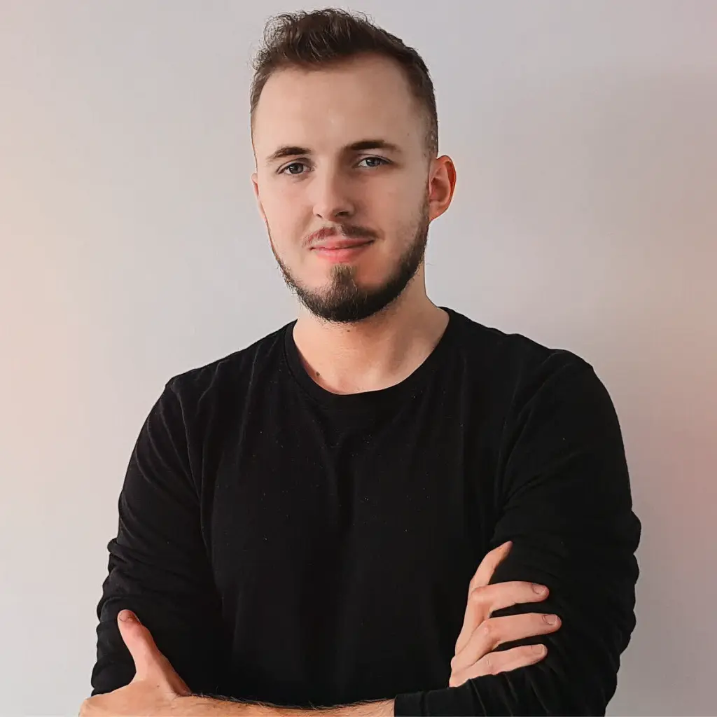 Portrait of Tomasz Ciupek, founder of Netspire Media, smiling confidently against a neutral background
