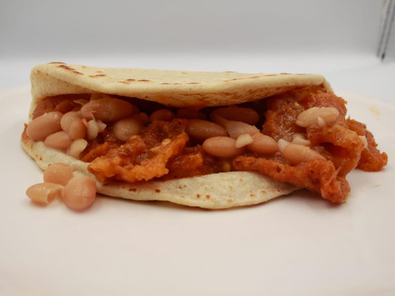 Taco de chicharrón con frijoles