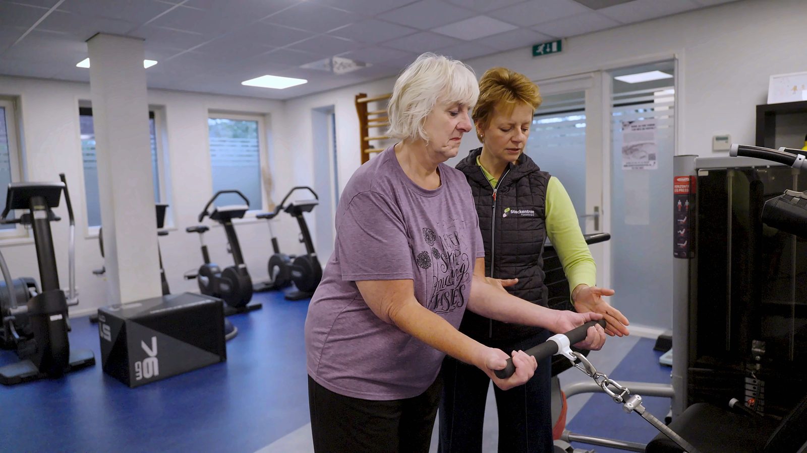 Sandra begeleidt een pati&euml;nt bij een oefening