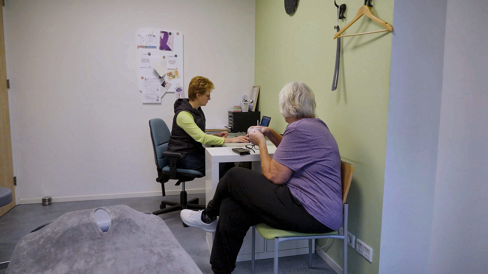 Intakegesprek aan het bureau
