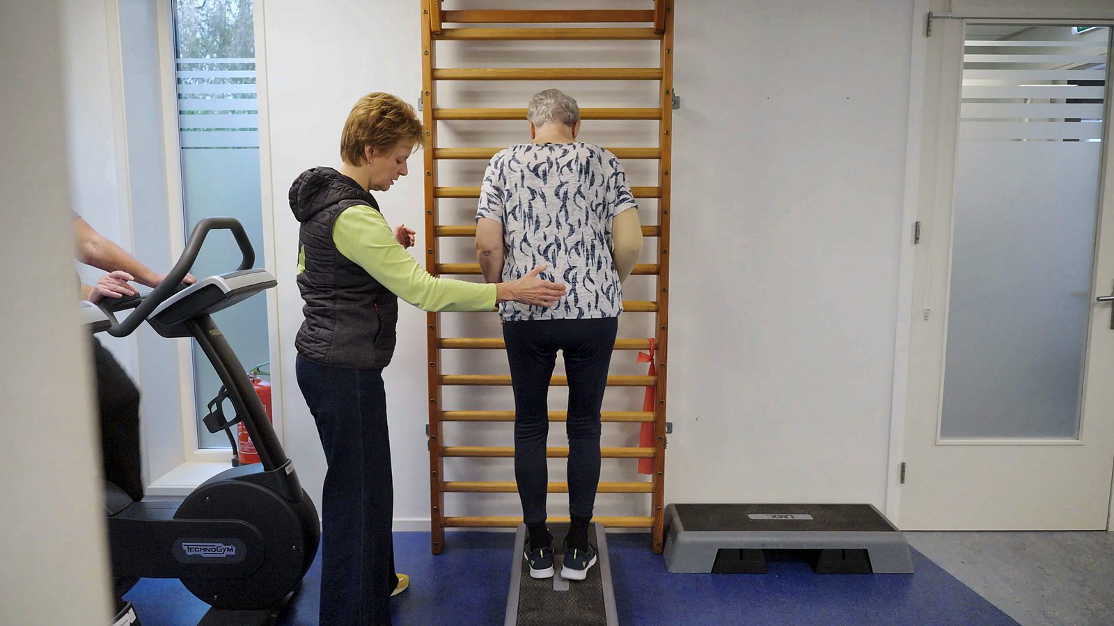 Sandra begeleidt een oefening op de step