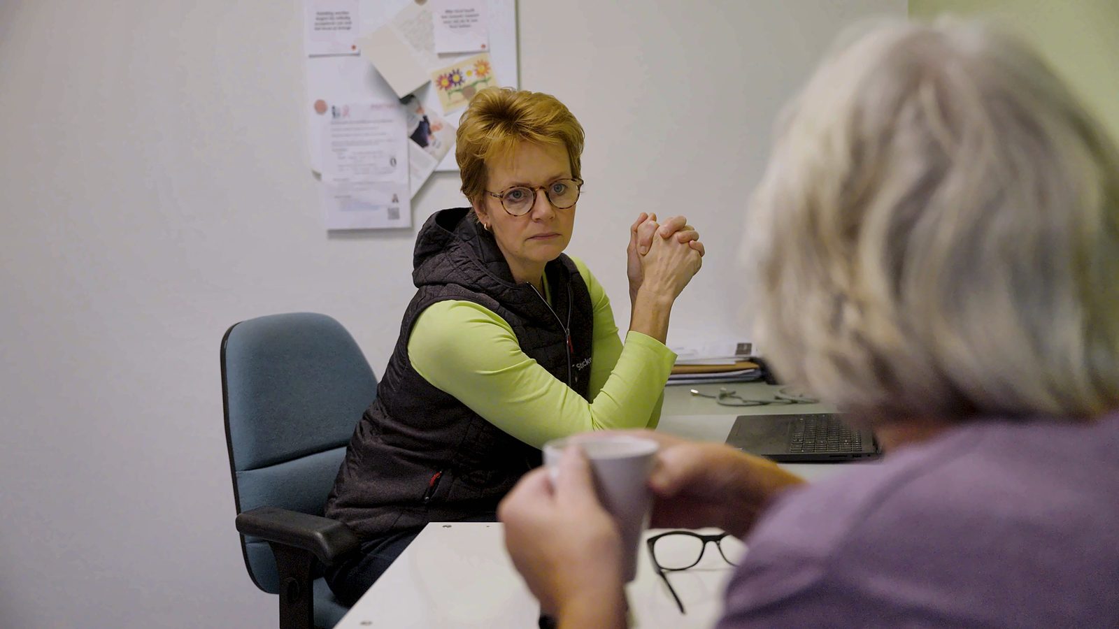 Sandra in gesprek met een pati&euml;nt