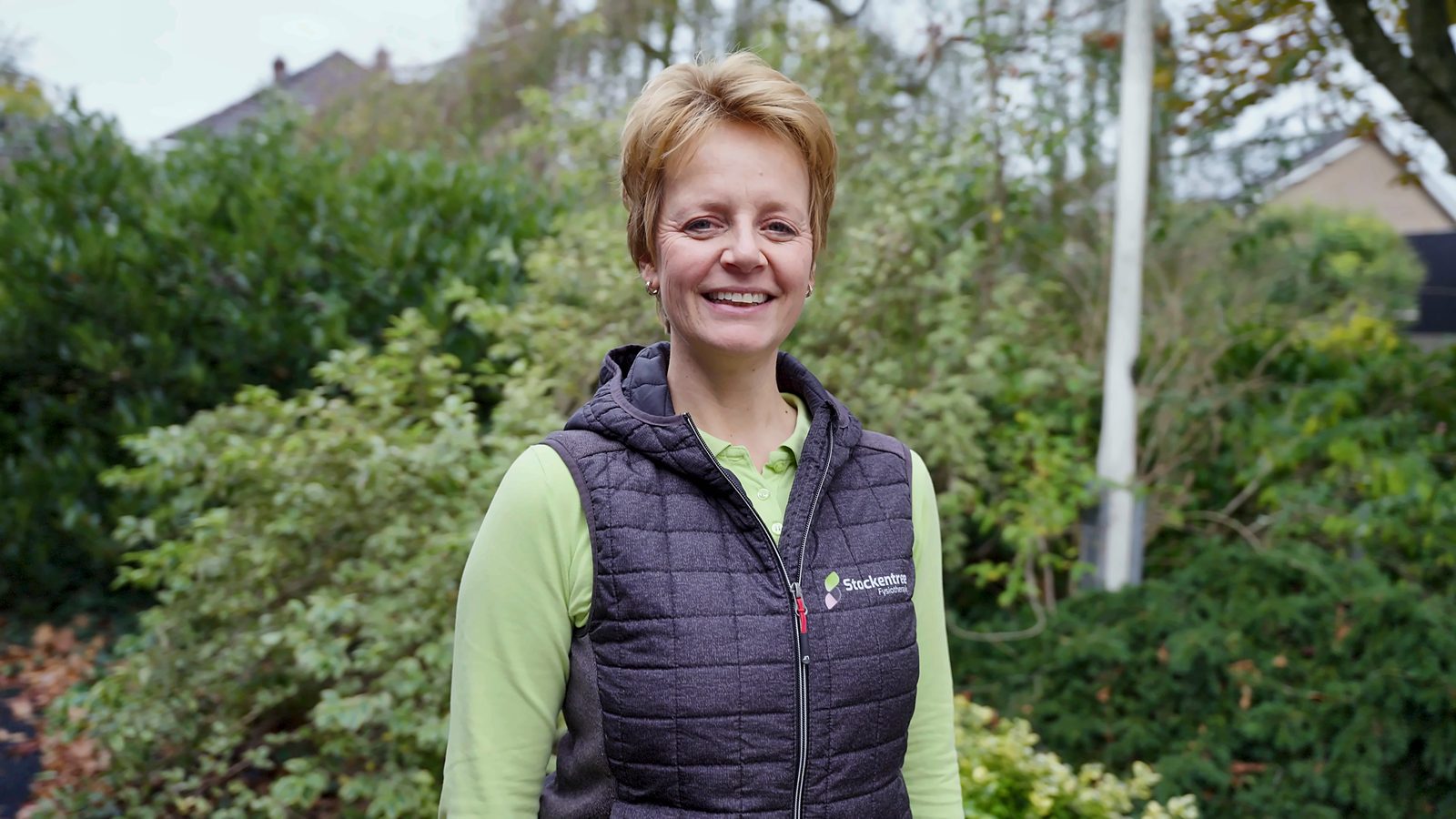 Sandra Stockentree lacht buiten bij haar praktijk