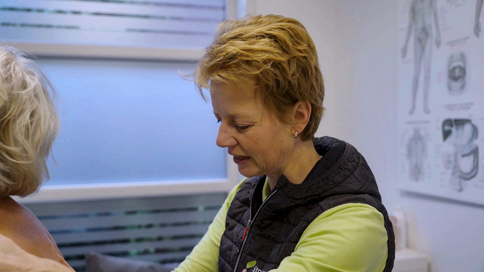 Sandra behandelt een schouder