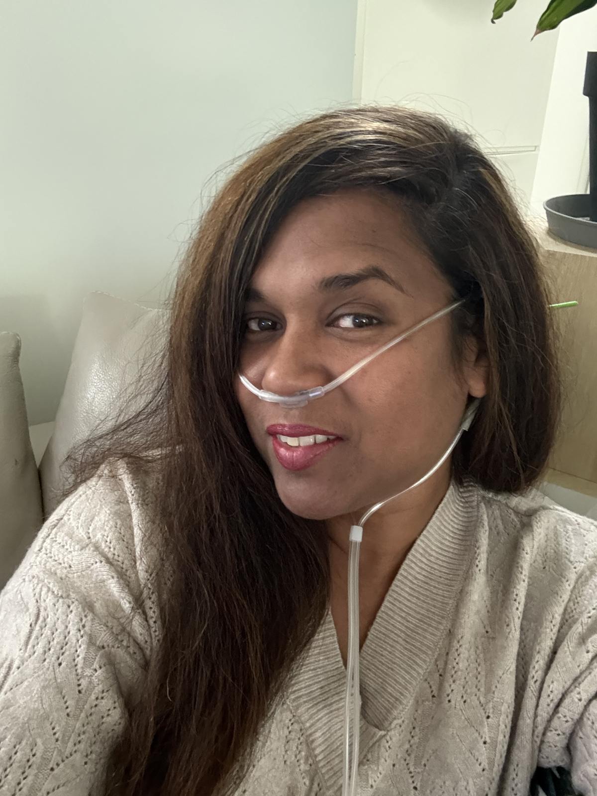 Priscilla chez elle avec ses lunettes à oxygène, vivre avec un handicap invisible à sa façon 