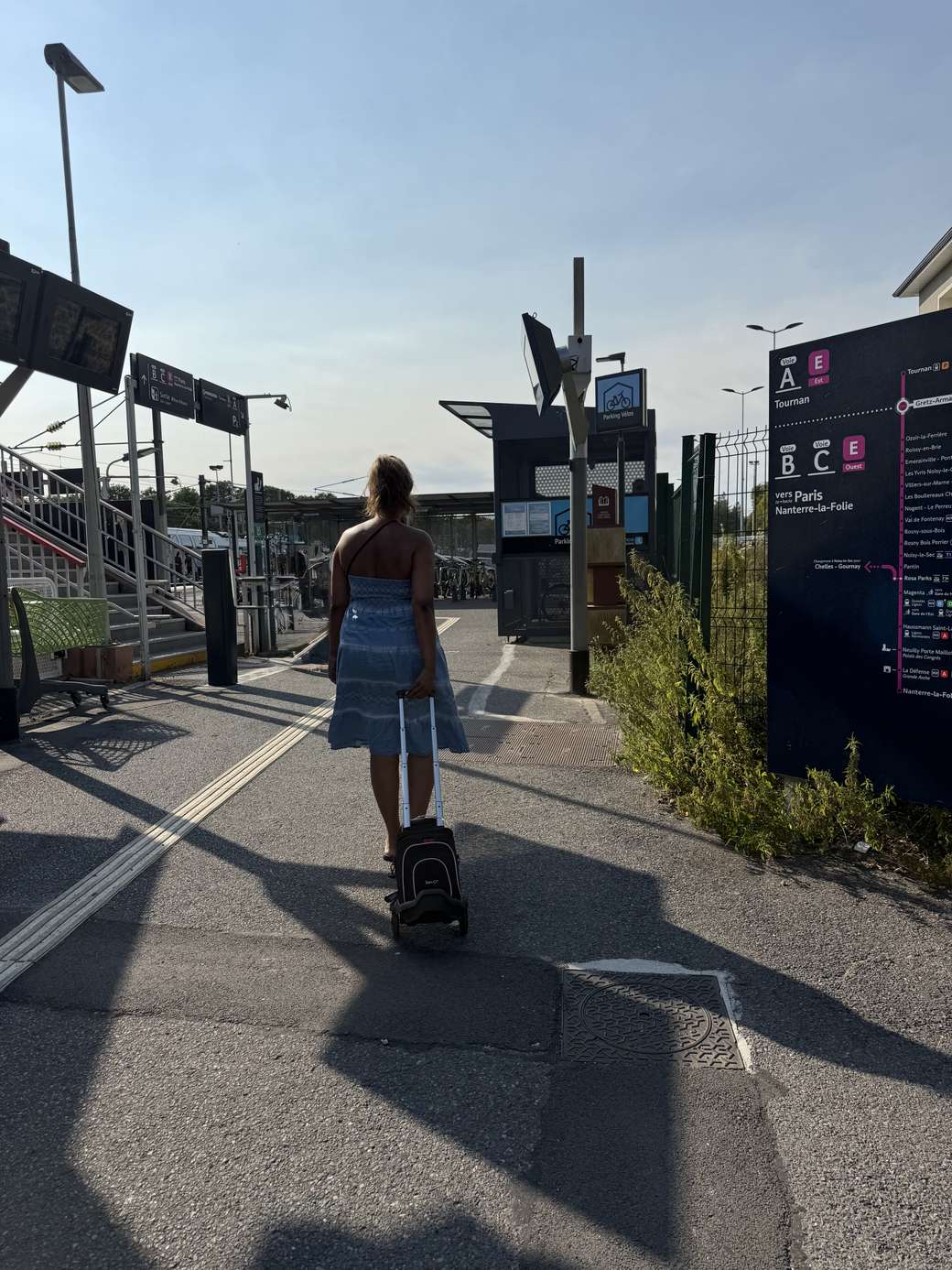 Priscilla tire sa machine à oxygène sur un quai de RER, le quotidien d'un handicap invisible 