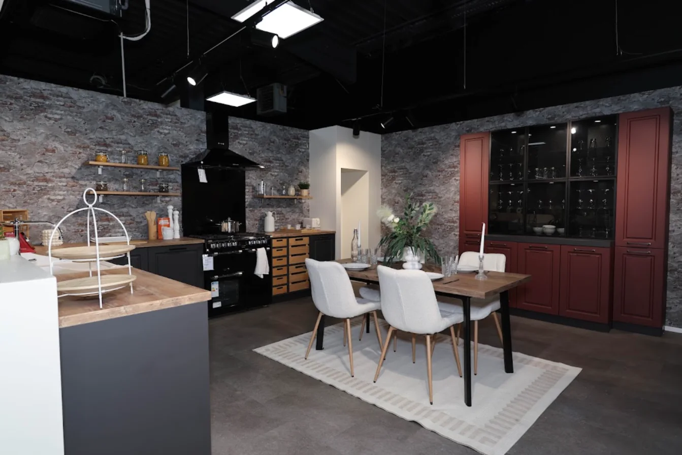 Cuisine noire et bois exposée dans le showroom d'Orléans Saran