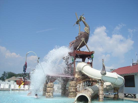 Tipping Viking ship at Thunder Lagoon dumping 250 gallons on guests
