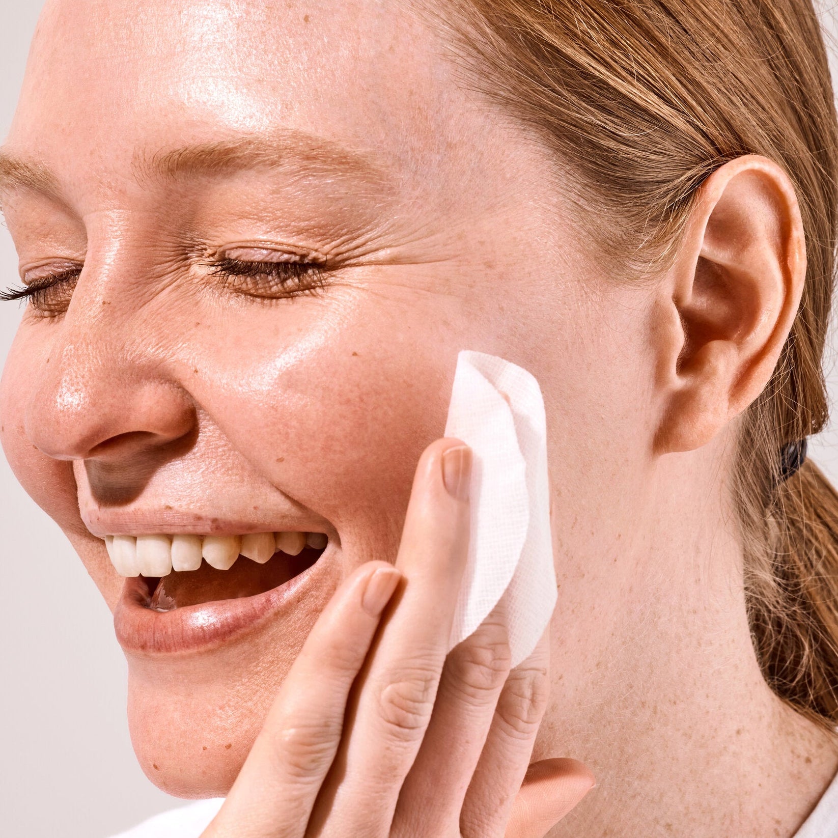 Model applying the toner pad