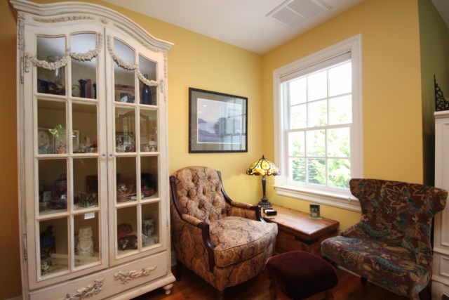 A cozy sitting room after home restyling
