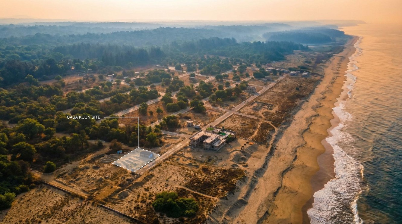 Bird’s eye view of the Casa Kuun building site on a sandy beach in Palmasola, Puerto Escondido, surrounded by trees.