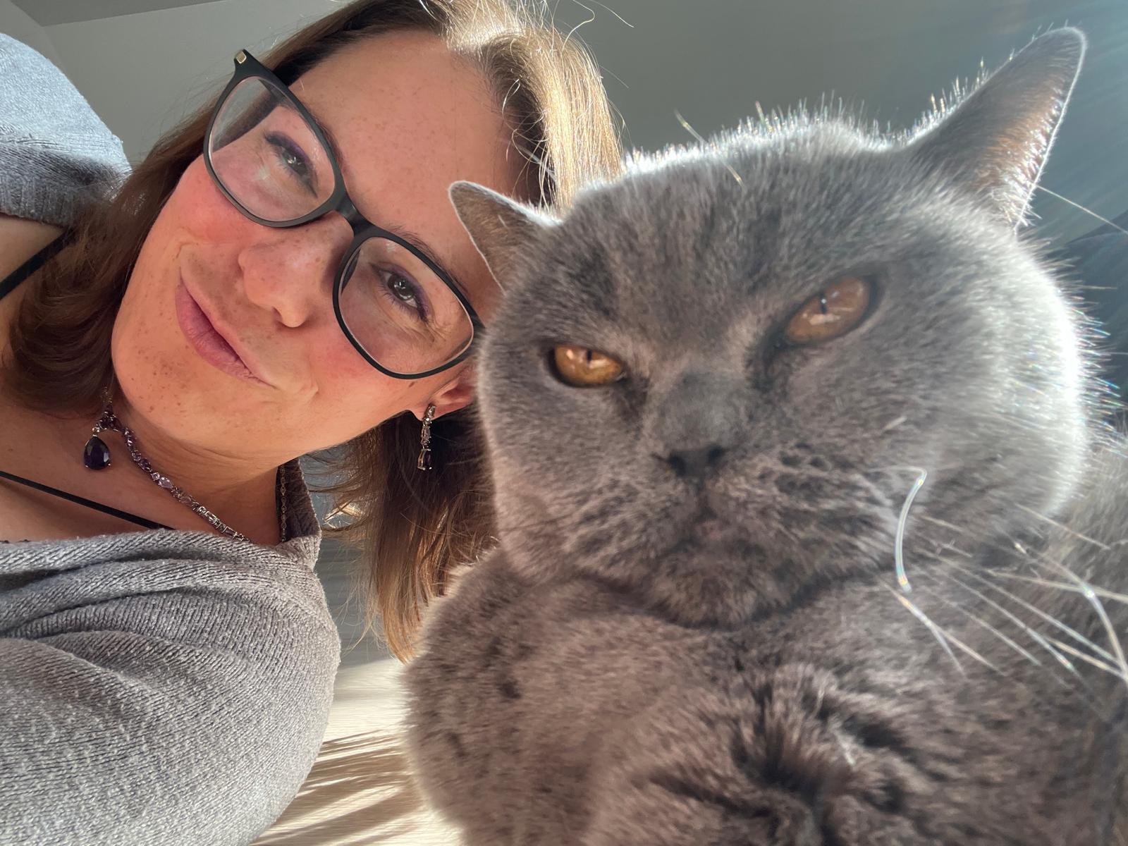 Stephana mit ihrer Katze zu Hause
