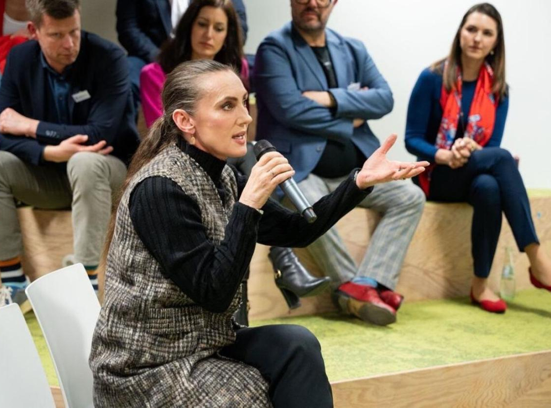 Jeanette Okwu presenting an AI workshop to a seated audience