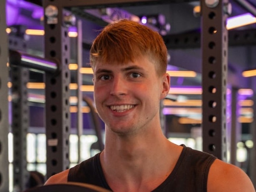 Nathan, mede-oprichter van FORTIVS, lachend in de sportschool.