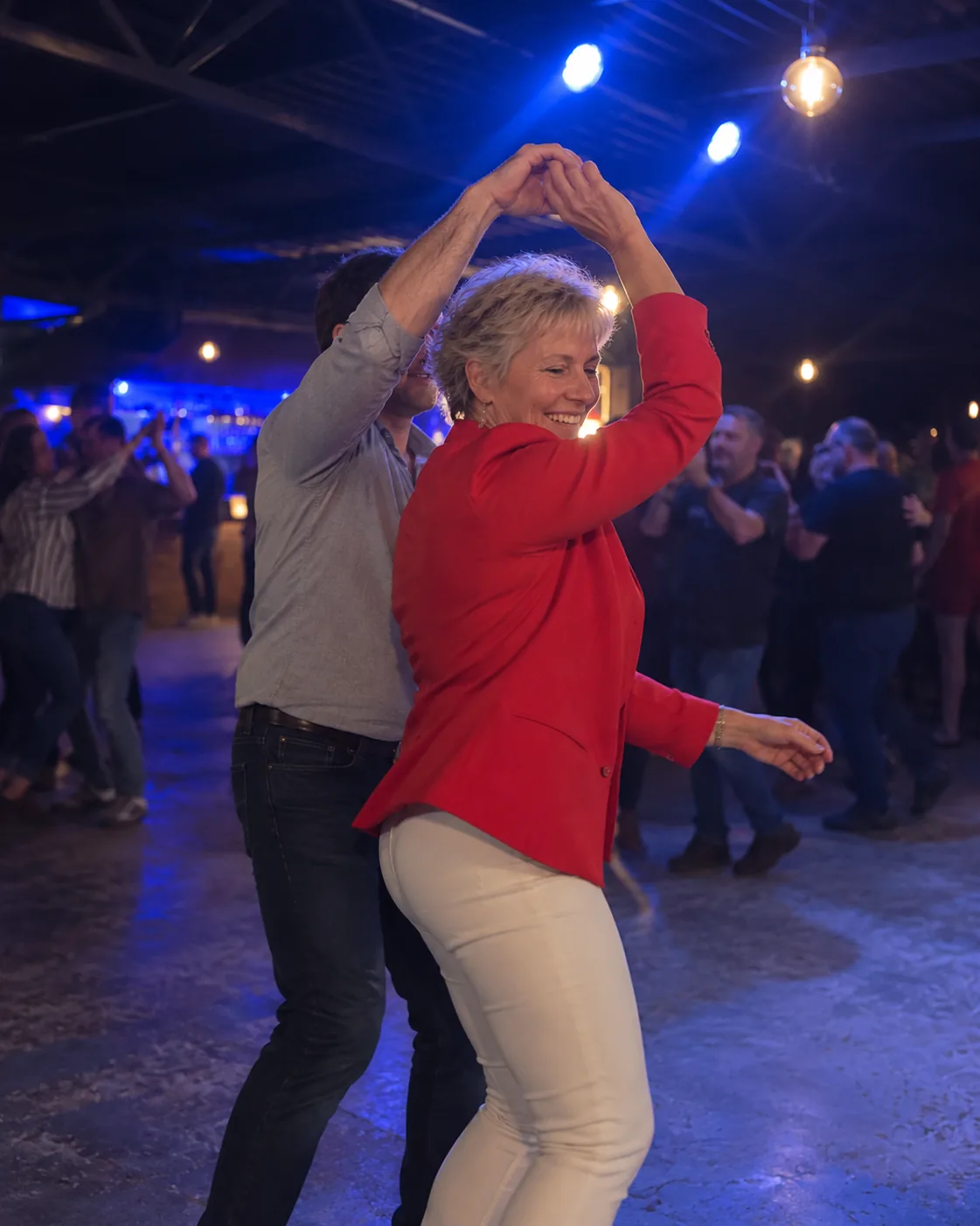Couple dancing vasdans on the dance floor at Breezy's