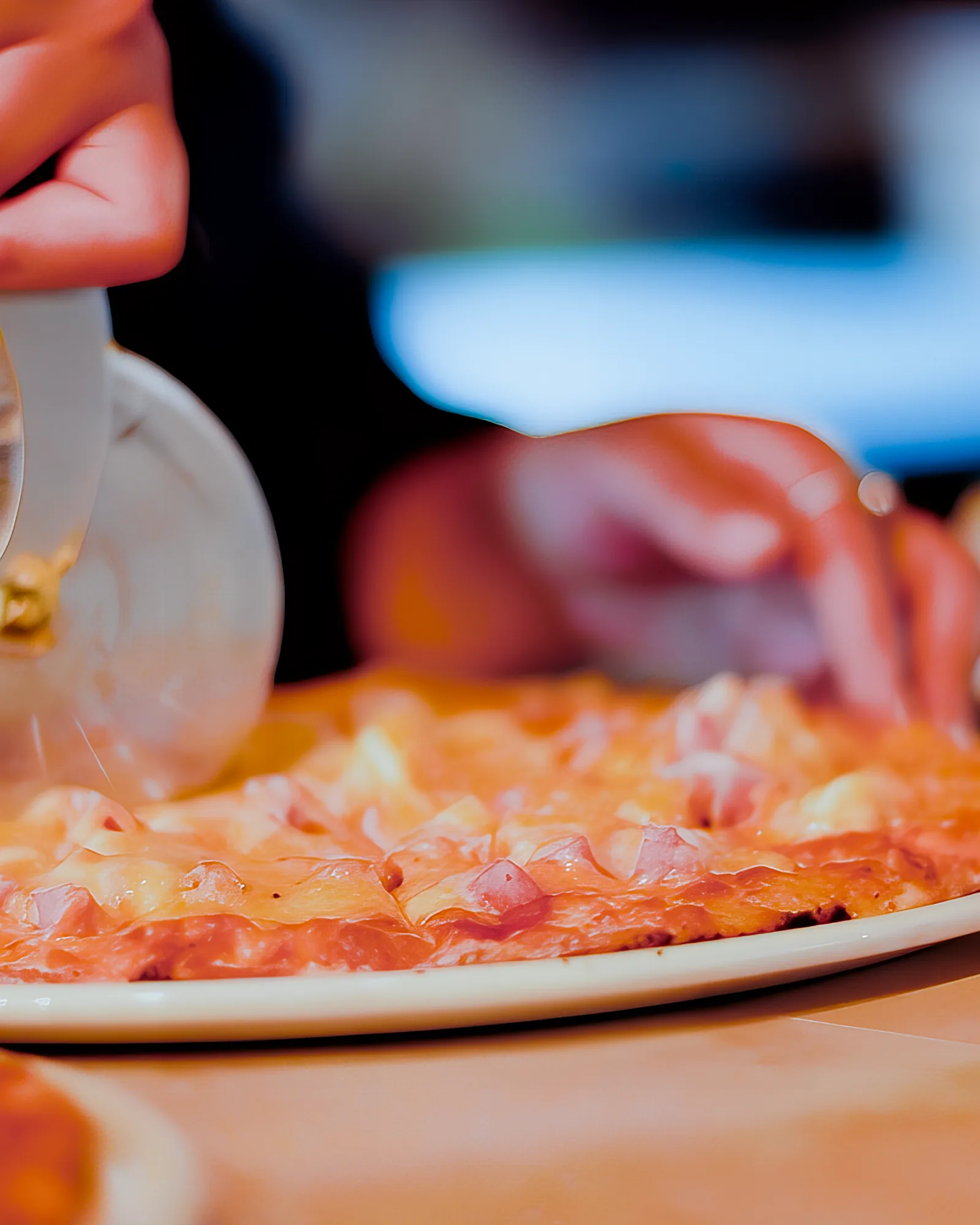 Pizza being sliced at Breezy's