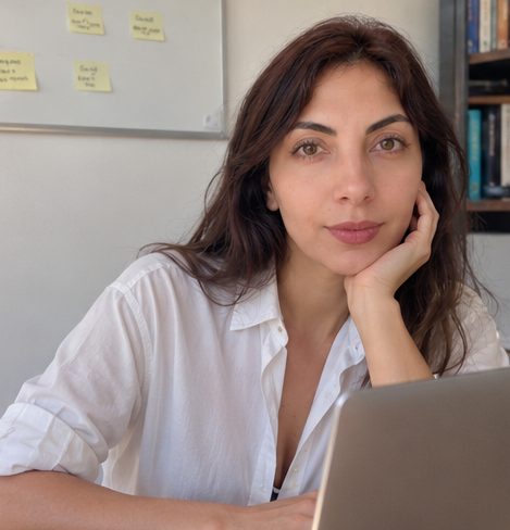 Farah Magdalena Nazari am Schreibtisch