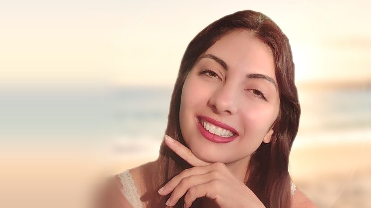 Farah Magdalena lächelt in die Kamera, im Hintergrund das Meer