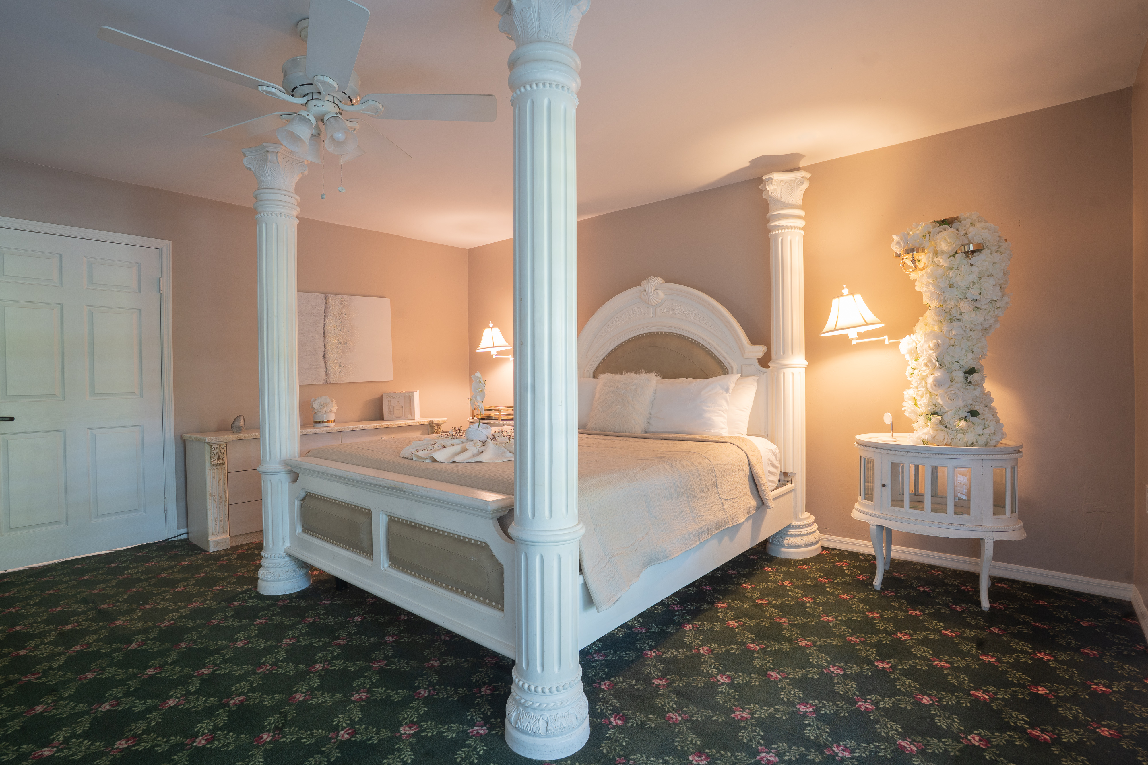 Bridal suite with four-poster bed