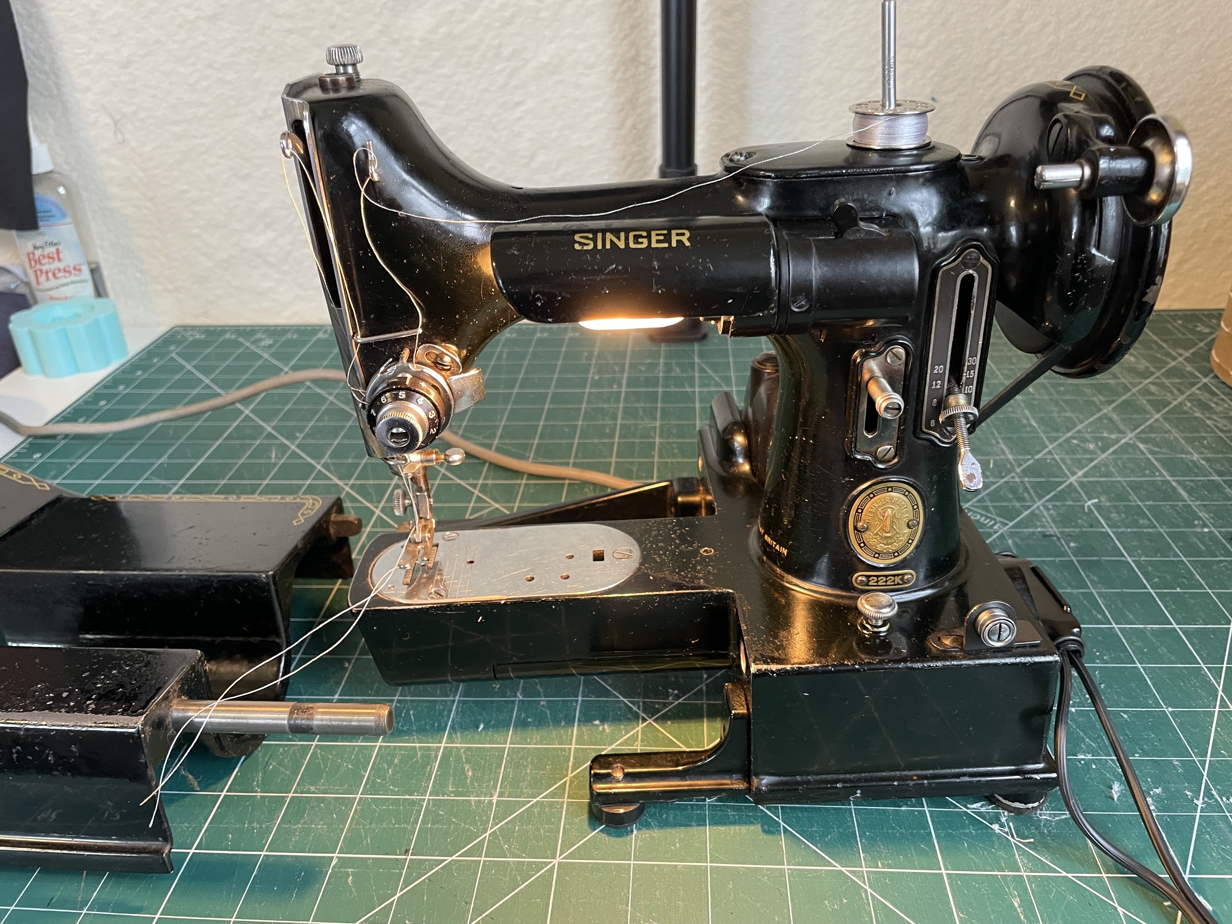1953 Singer Featherweight 222 sewing machine with the removable bed attachment removed, revealing the free arm. 1953 Singer Featherweight 222 sewing machine with the removable bed attachment removed, revealing the free arm.