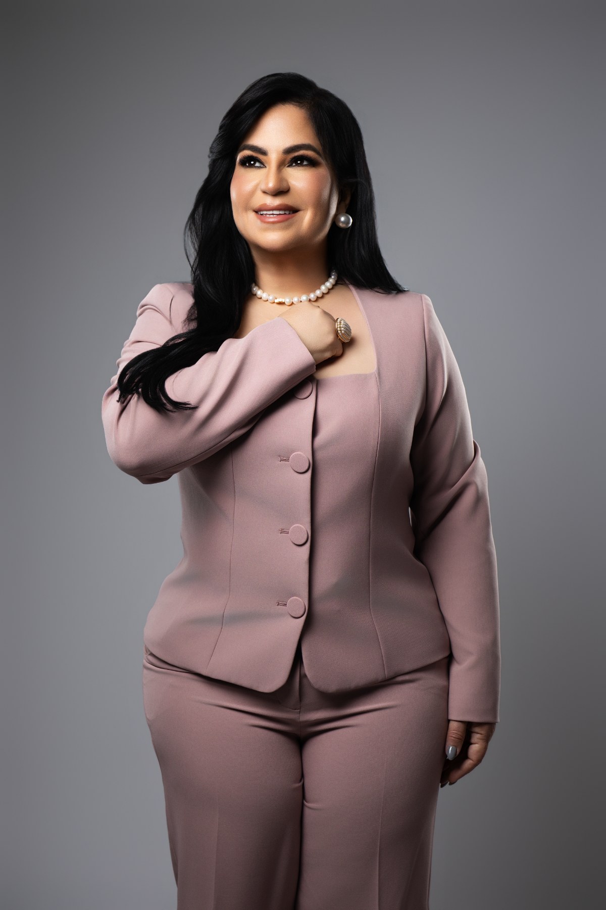 Sheila Otero, mano en el pecho — símbolo de campaña