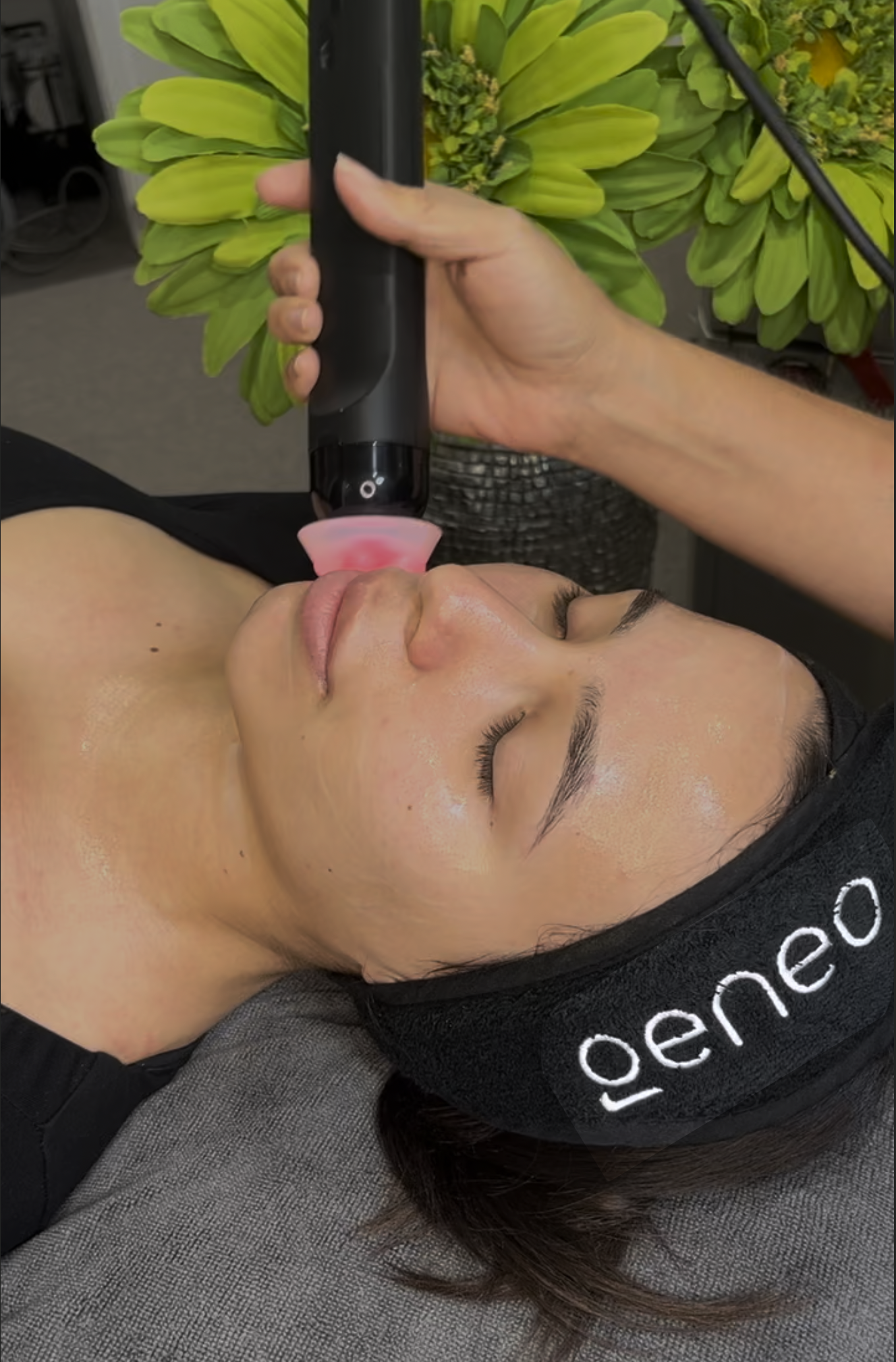 GLO2 Facial by Geneo