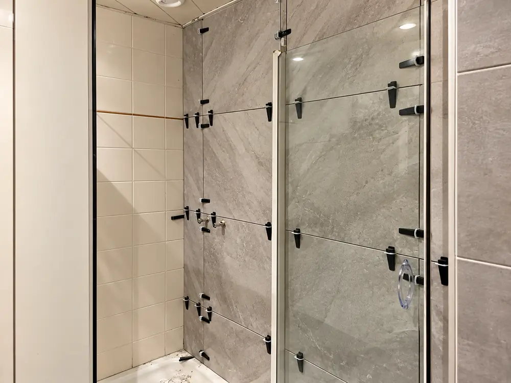 Grote wandtegels in de douche tijdens een badkamer renovatie in de regio Rotterdam