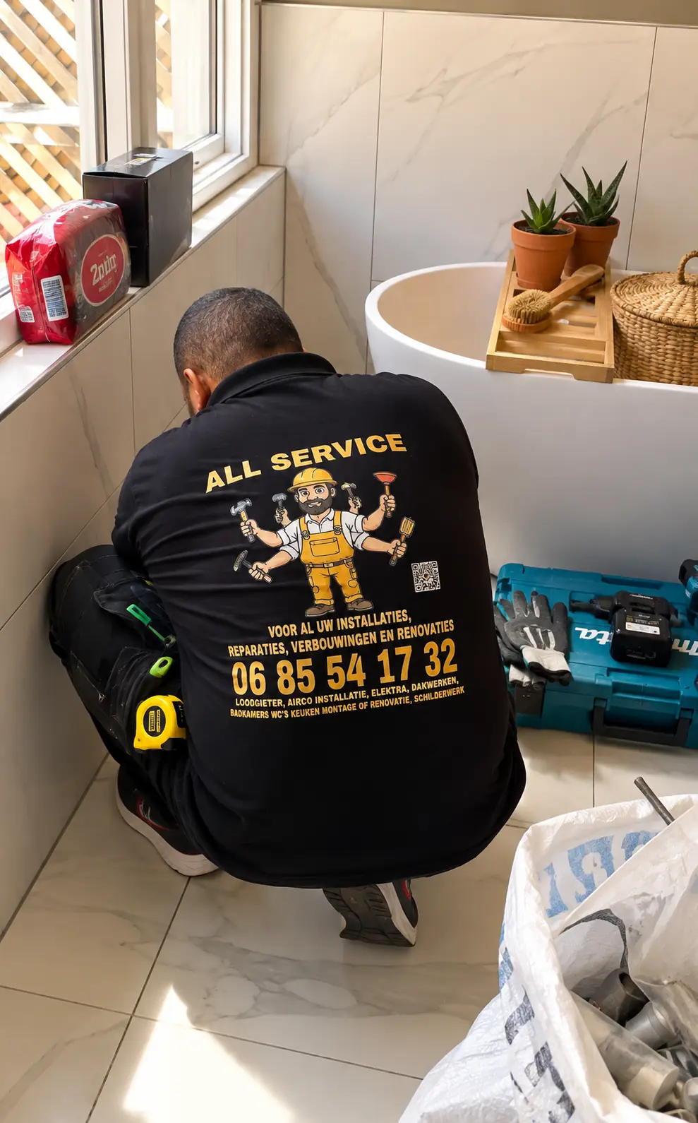 Vakman van All Service SH aan het werk in een badkamer in Rotterdam