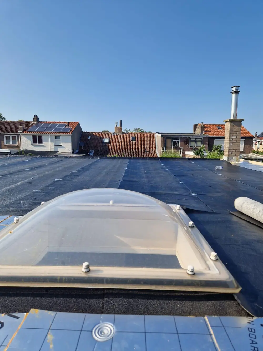 Vernieuwd plat dak met dakkoepel in de regio Rotterdam