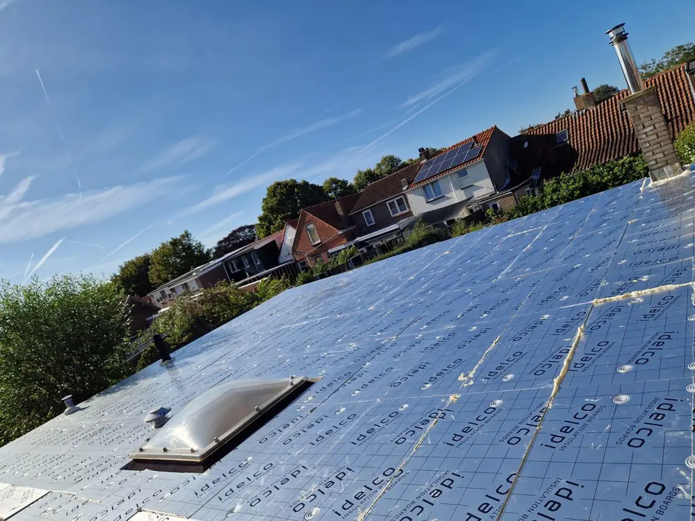 Isolatieplaten op een plat dak met dakkoepel in de regio Rotterdam