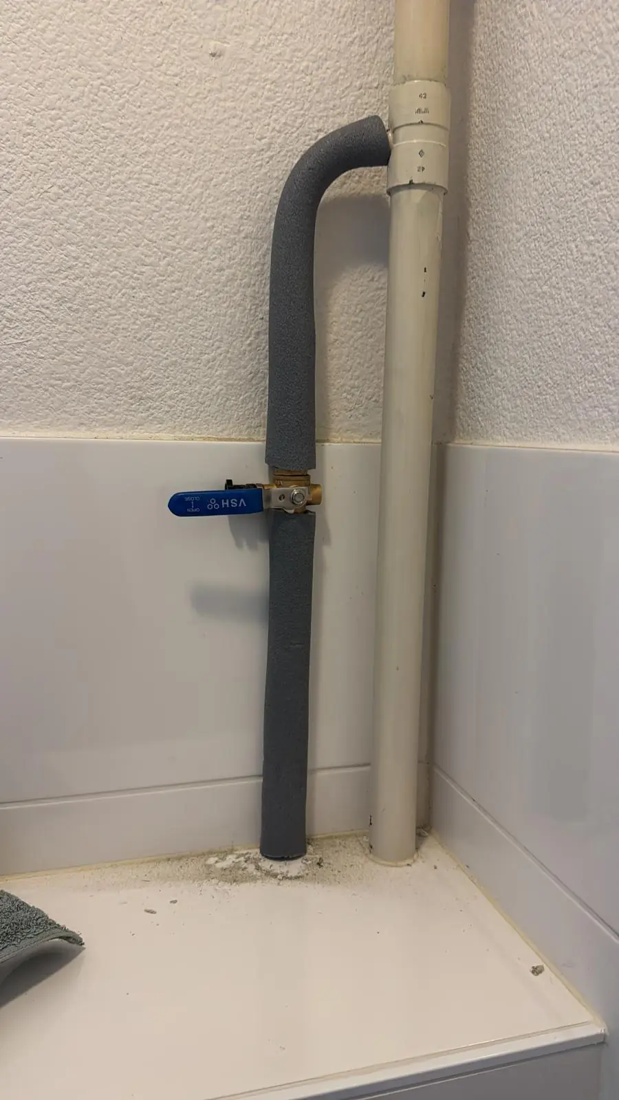 Nieuwe waterleiding met afsluiter aangelegd door de loodgieter in Rotterdam
