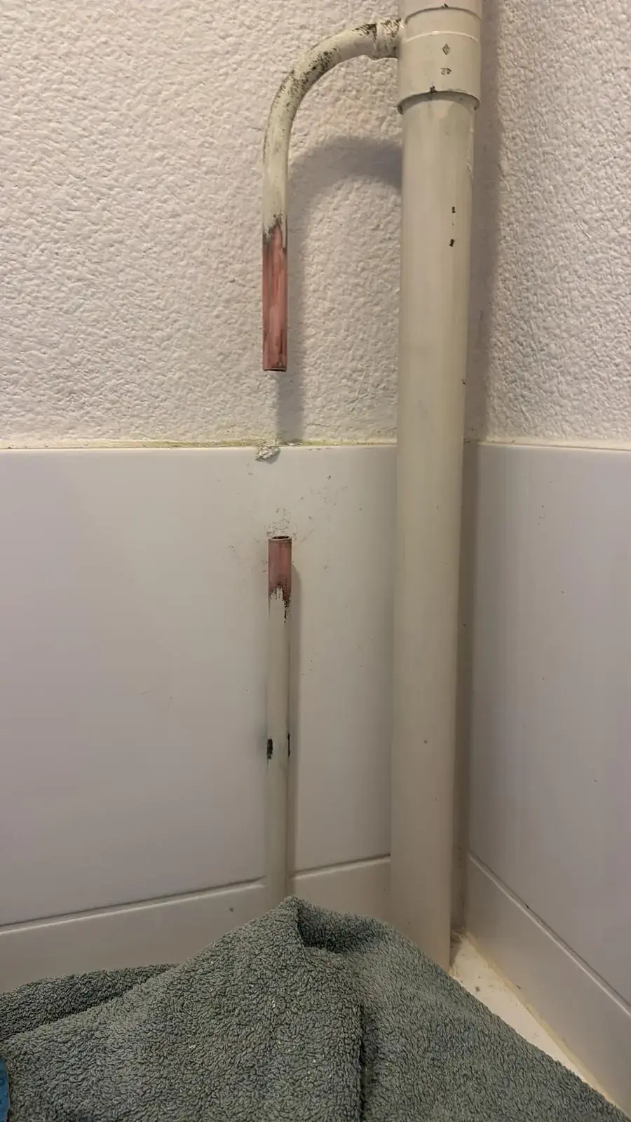 Oude koperen waterleiding voor het vervangen in de regio Rotterdam