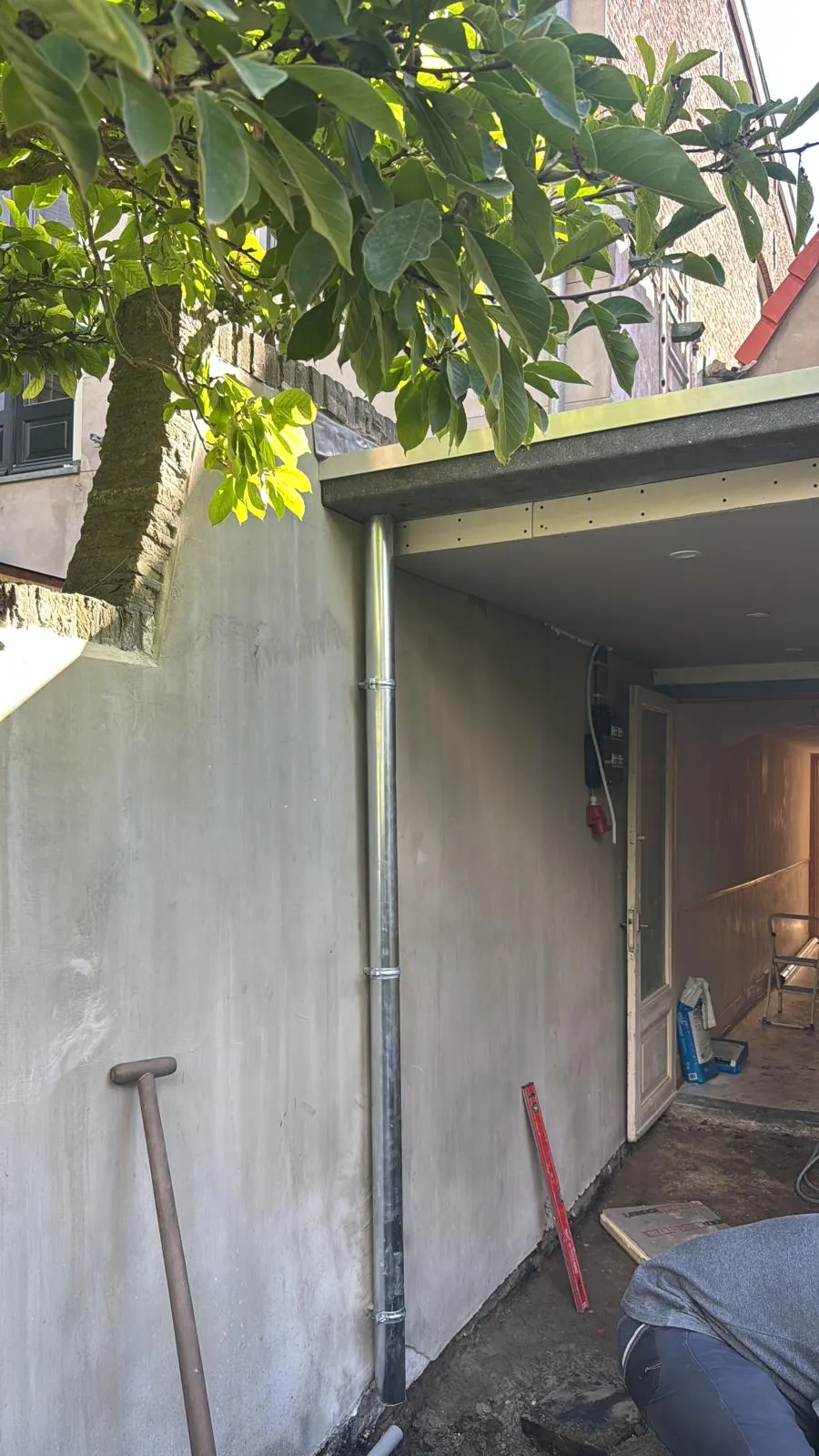 Buitenzijde van de nieuwe wasruimte met gestucte muur in de regio Rotterdam