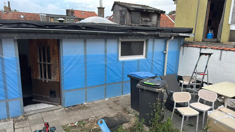 Aanbouw met folie tijdens het isoleren in de regio Rotterdam