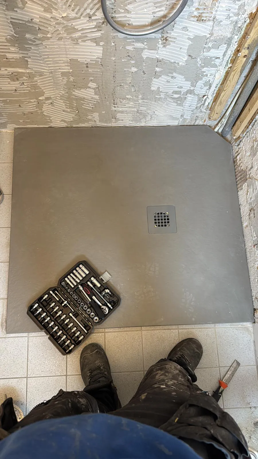 Nieuwe douchebak geplaatst tijdens een badkamer renovatie in de regio Rotterdam