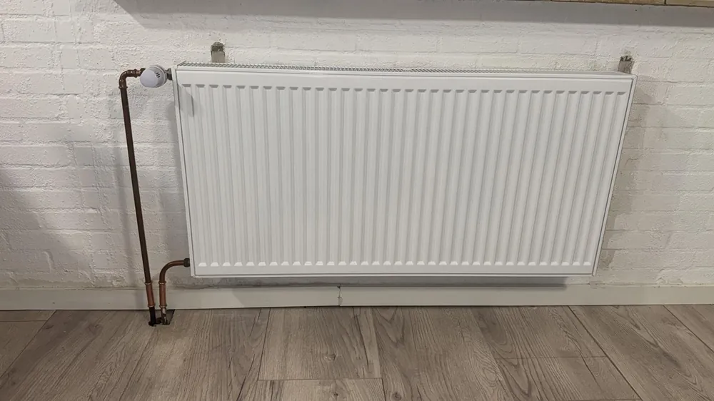 Nieuwe radiator na het vervangen in de regio Rotterdam