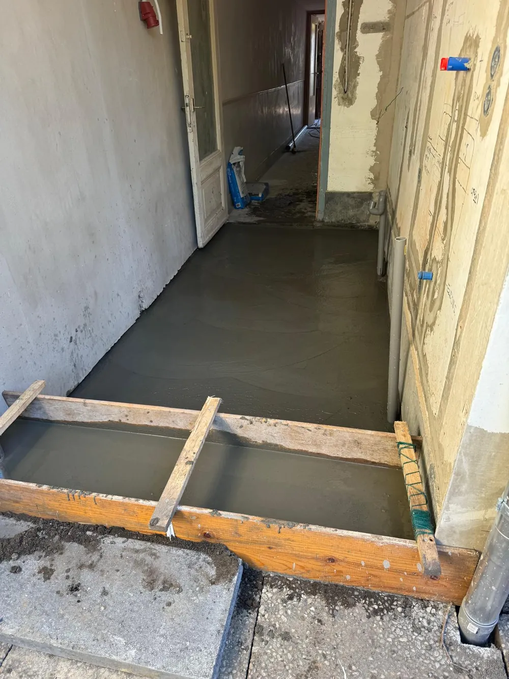 Nieuwe dekvloer gestort in een wasruimte in de regio Rotterdam
