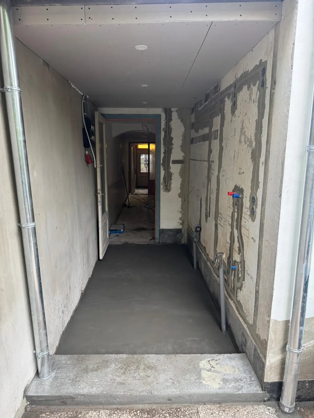 Wasruimte met nieuwe dekvloer en leidingwerk in de regio Rotterdam