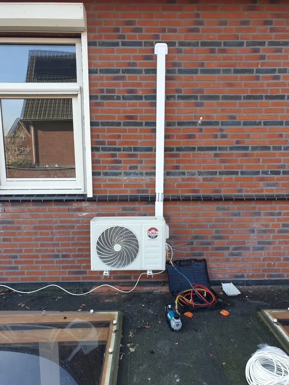 Montage van een airco buitenunit in de regio Rotterdam