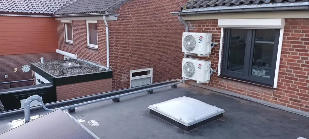 Twee airco buitenunits geplaatst op een plat dak in de regio Rotterdam