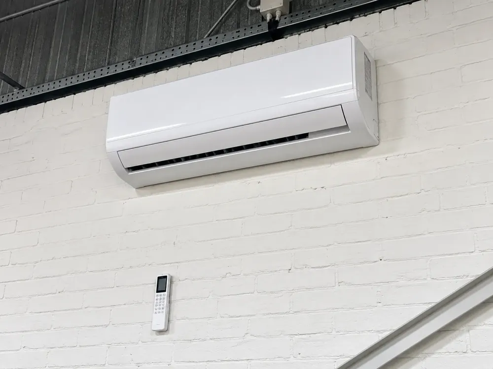 Gemonteerde airco binnenunit in een woning in de regio Rotterdam