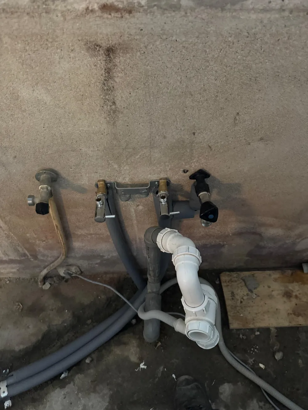 Nieuwe kranen en afvoer voor een wasmachine in de regio Rotterdam