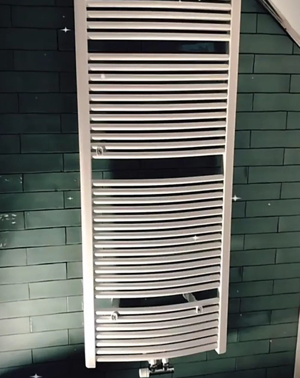 Nieuwe handdoekradiator op groene wandtegels na lekkageherstel in de regio Rotterdam