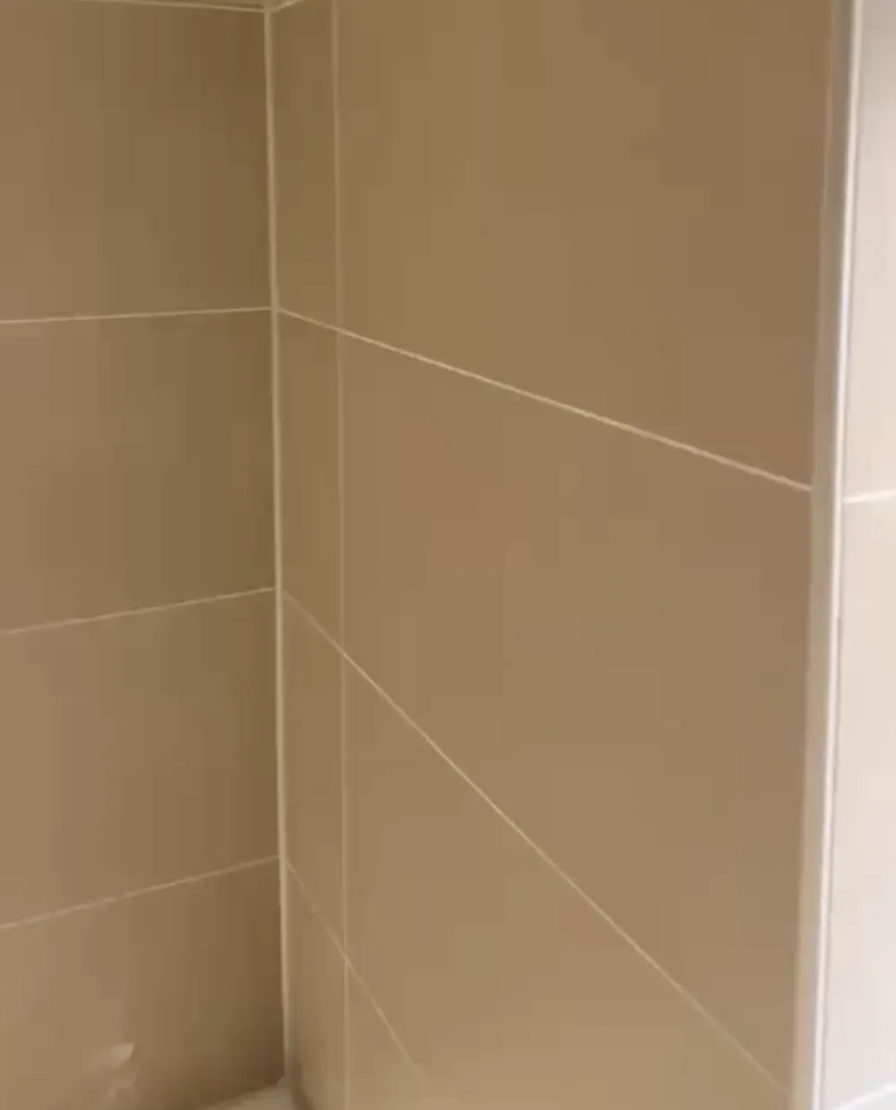 Beige badkamertegels met strakke voegen in de regio Rotterdam