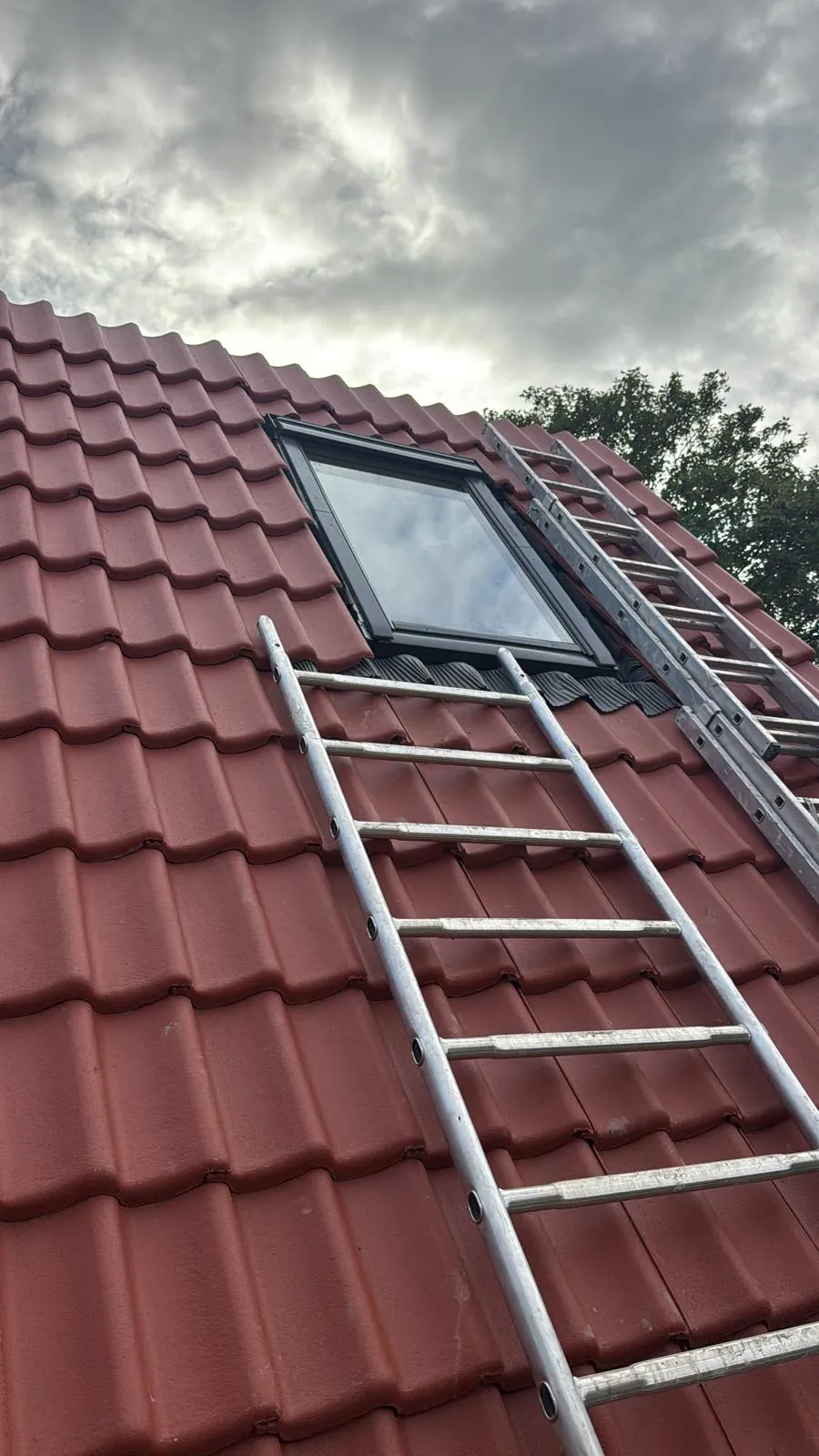 Nieuw geplaatst dakraam in een pannendak in de regio Rotterdam