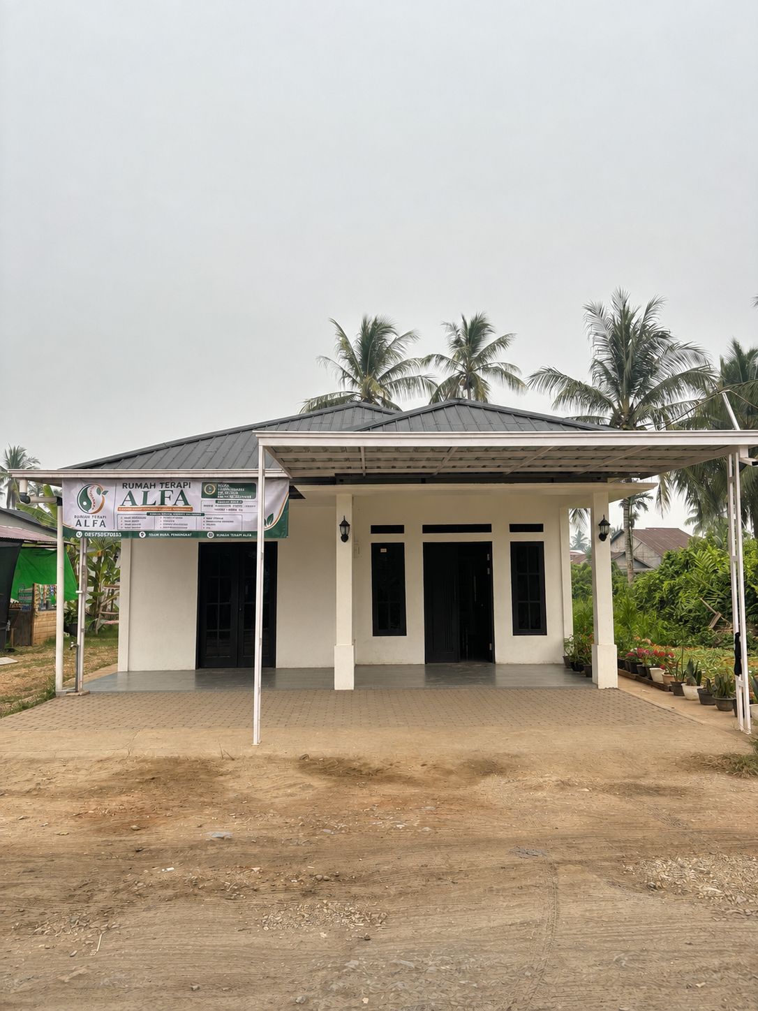 Bangunan dan tempat praktik RUMAH TERAPI ALFA di Pemangkat, Sambas, Kalimantan Barat