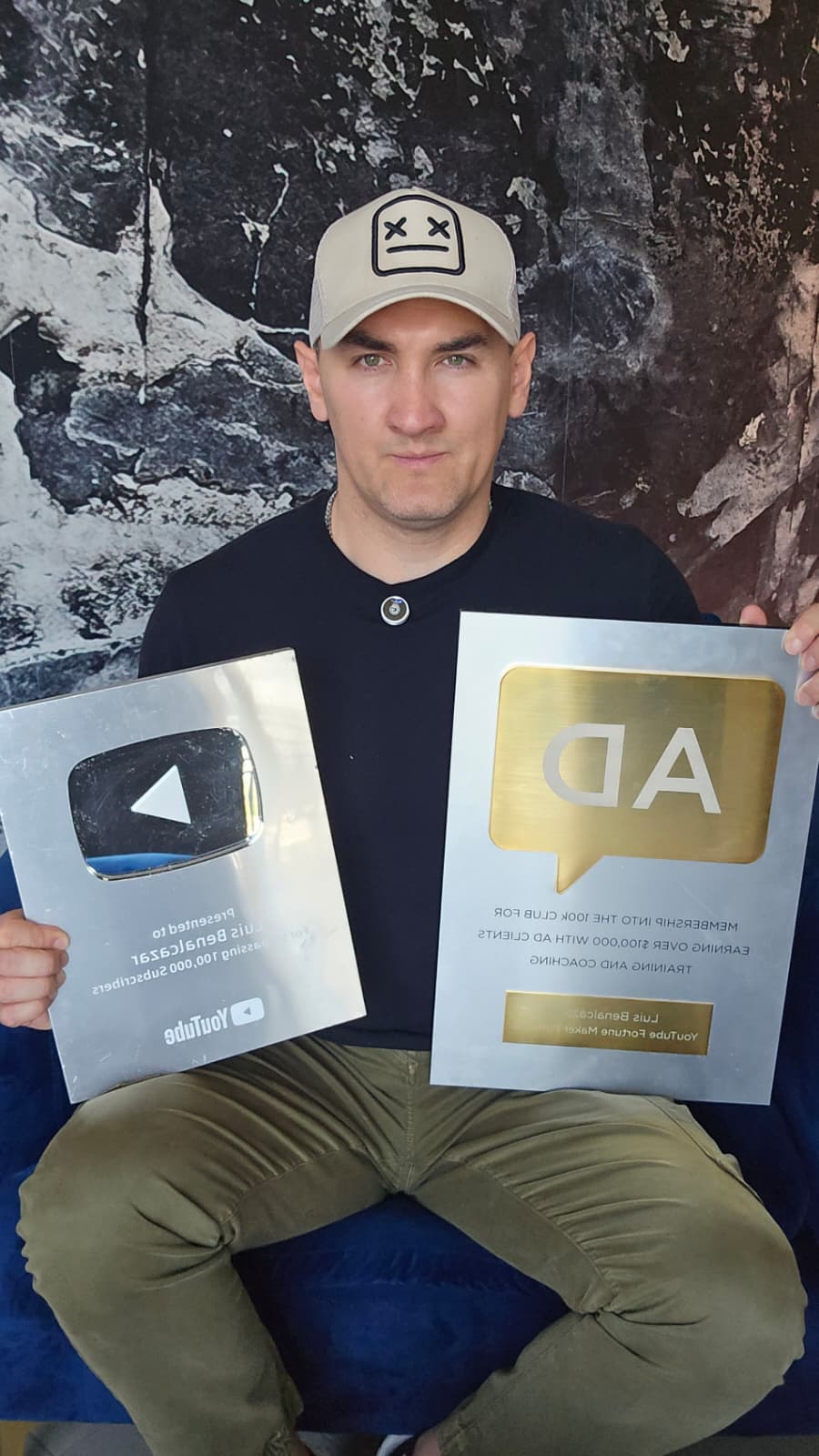 Luis Benalcázar con premios de YouTube