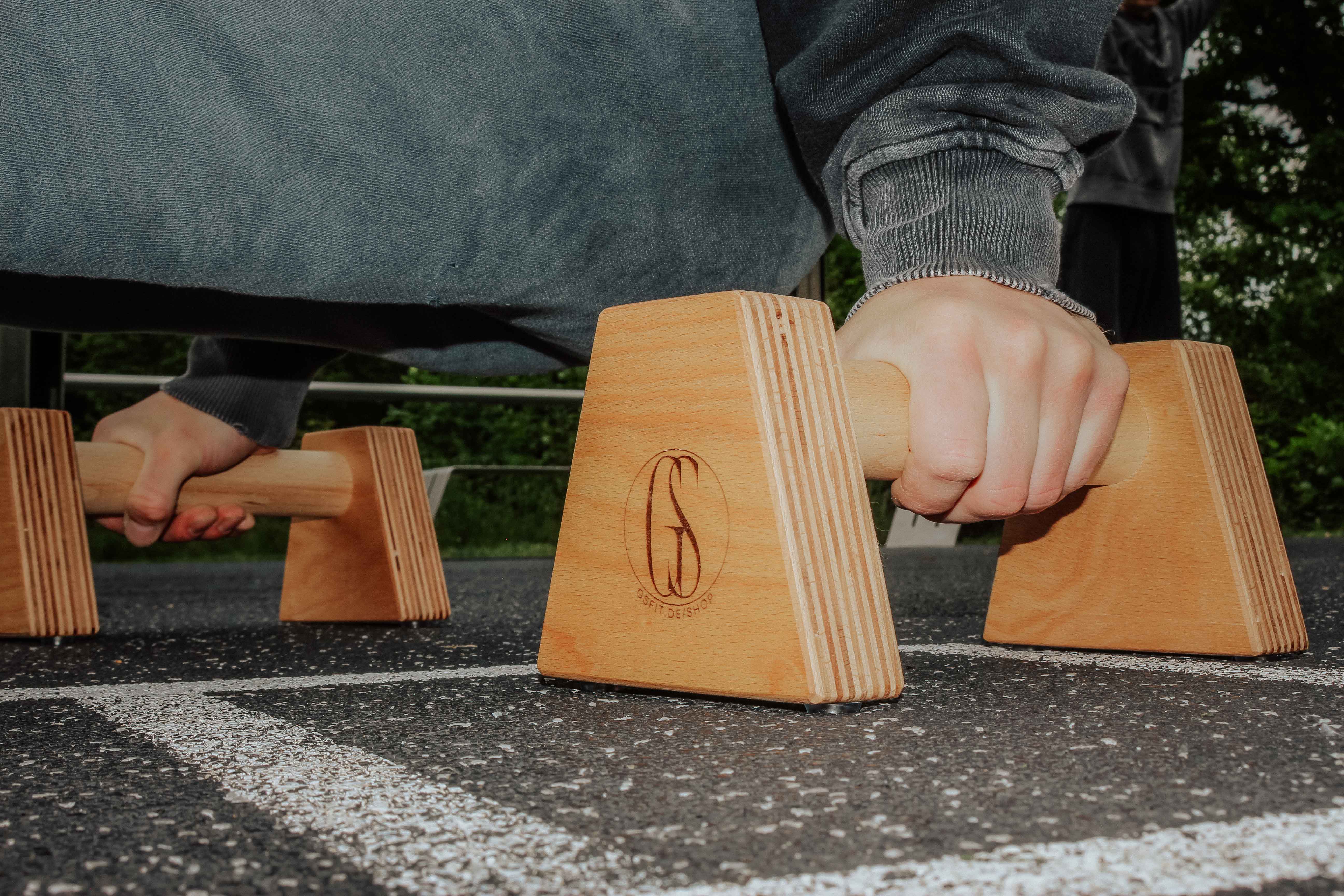 Handgelenke auf Parallettes