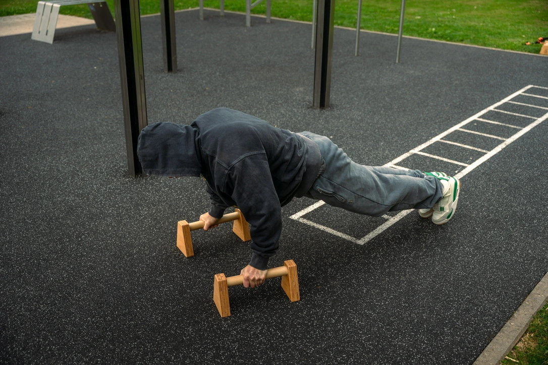 Handgelenke auf Parallettes